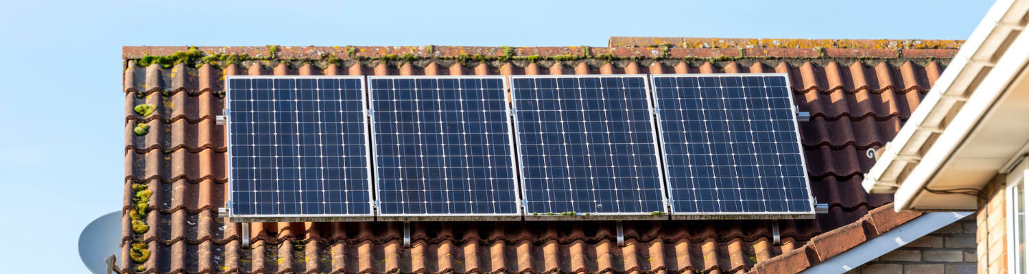 Installer panneaux solaire sur toiture tuiles